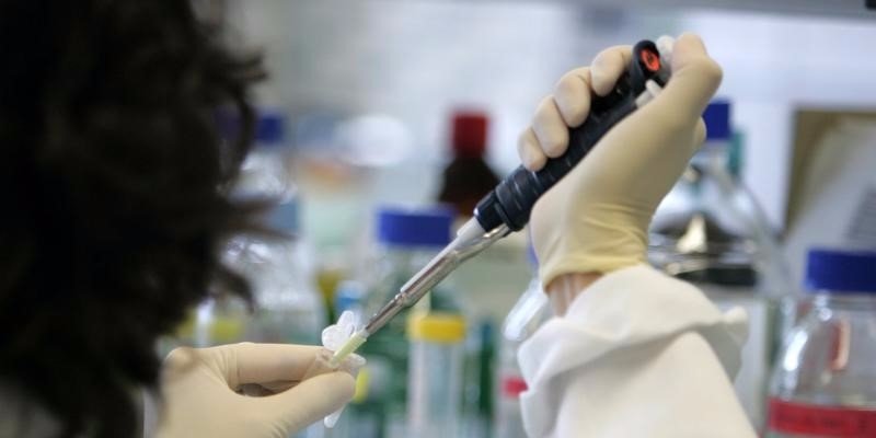 A researcher works at the Cytos laboratory in Schlieren near Zurich, May 24, 2005. REUTERS/Sebastian Derungs  STD/CR/AA 