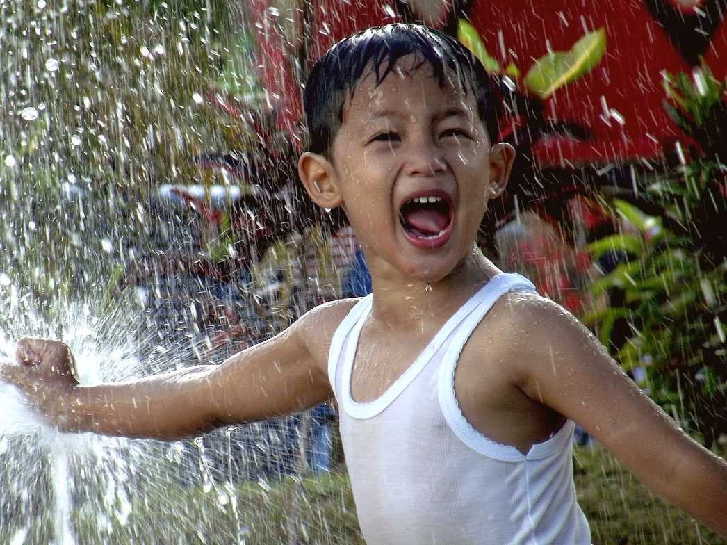 happy kid parent water summer play fun 