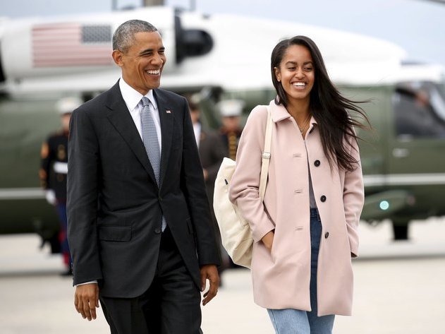U.S. President Barack Obama and his daughter Malia walk from Marine One to board Air Force One upon their departure from O'Hare Airport in Chicago April 7, 2016.REUTERS/Kevin Lamarque  