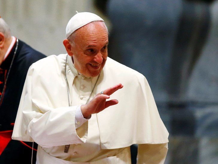 Pope Francis waves as he arrives to attend the opening of a meeting of Rome's diocese in Saint John Lateran basilica in Rome, Italy, June 16, 2016. REUTERS/Tony Gentile