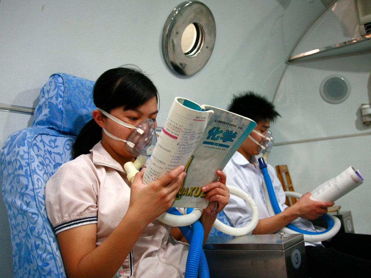 These students took oxygen while studying chemistry at a hospital in Suining.